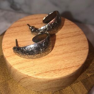 Flower Medel Hoop Earrings